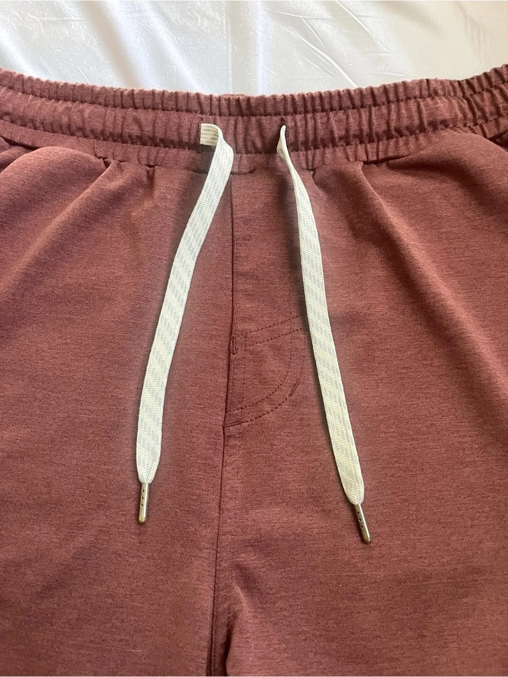 Men's Vuori Sunday 7.5inseam Performance Short in Rust/Tobacco Size Medium